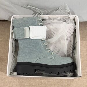 Stylish Women's Lace-Up Boots in Light Gray